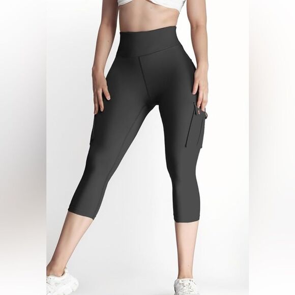 Black Cargo Capri Pants, w built in butt lifting . My fav pants r now - Picture 6 of 7